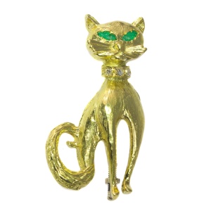 Vintage Sixties 18K gold cat brooch with diamond collar and emerald eyes